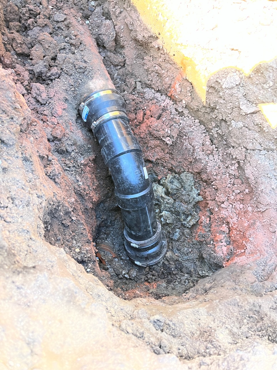 broken sewer pipe repaired